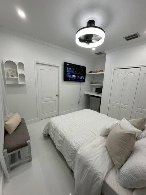 Lovers Cove Tamiami Exterior foto